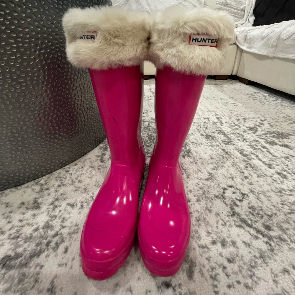 Hunter original kids tall gloss pink rain boots in size 5 with sock inserts